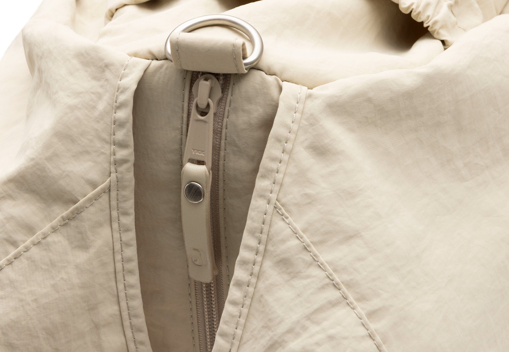 Jollein Urban diaper bag in Warm Sand, close-up of the zip fastening