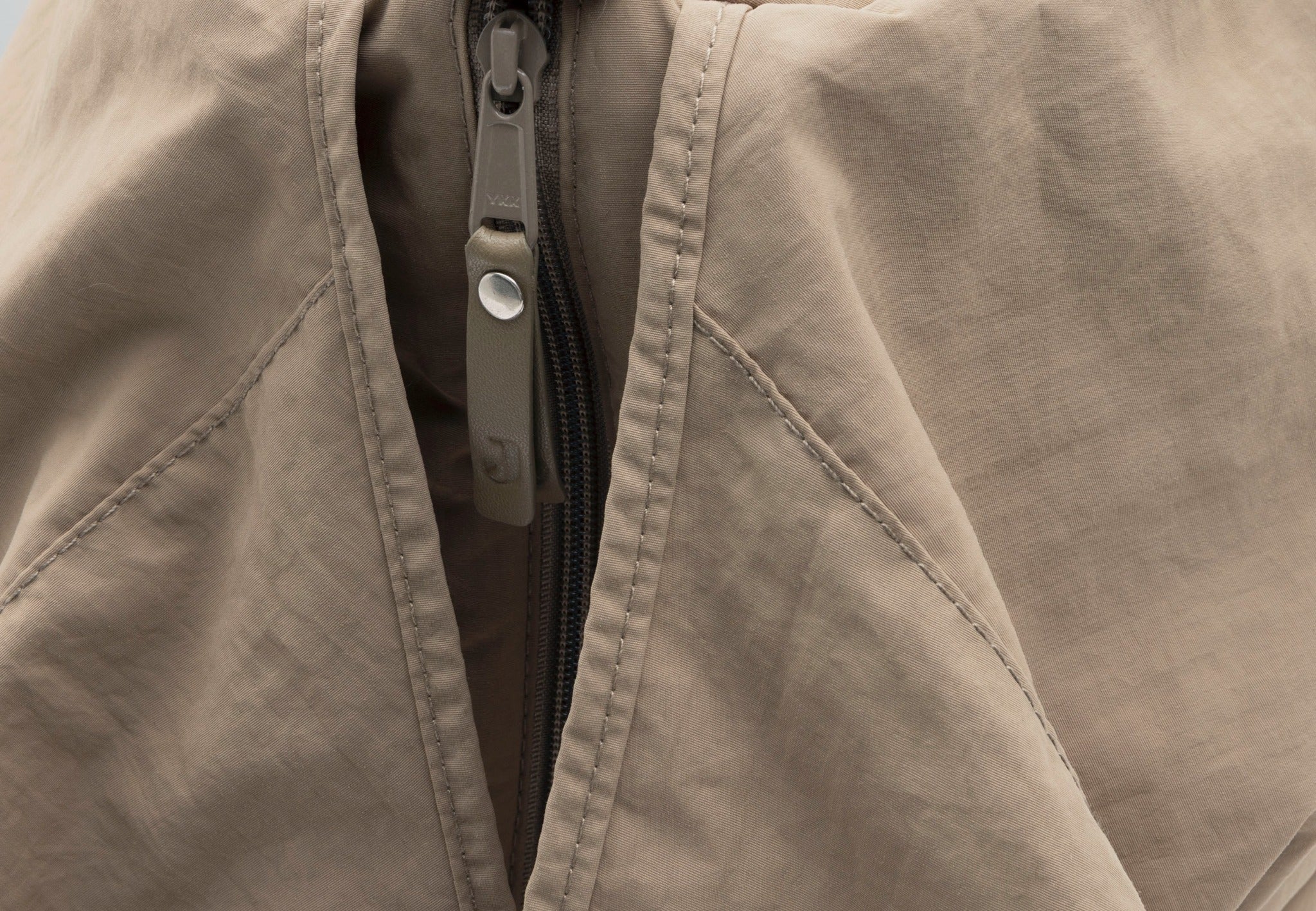 Jollein Urban diaper bag in Earthy, close-up of the zip fastening