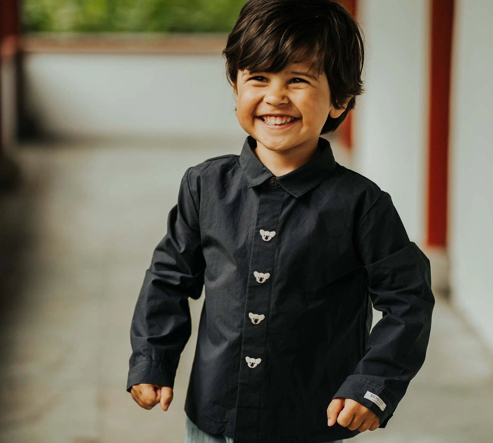 Donsje Lauden Koalas shirt in Blue Marine, worn by a child outdoors