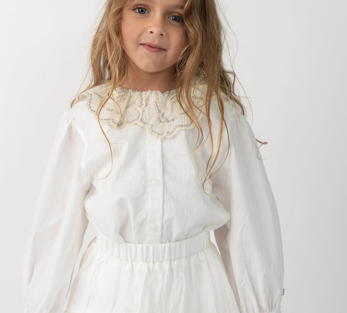 Donsje Kieke blouse in Crispy White, worn by a child with a white skirt