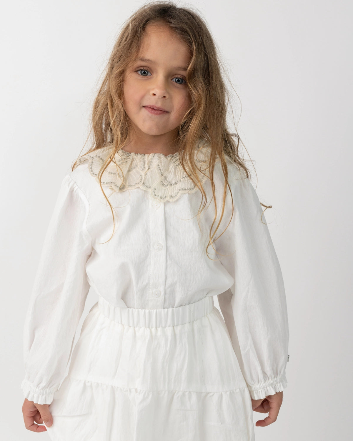 Donsje Kieke blouse in Crispy White, worn by a child with a white skirt