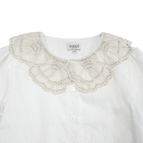 Donsje Kieke blouse in Crispy White, close-up of the lace collar
