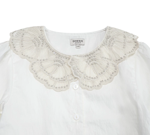 Donsje Kieke blouse in Crispy White, close-up of the lace collar