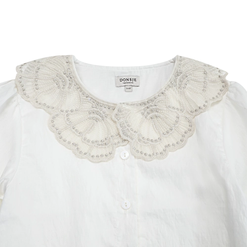 Donsje Kieke blouse in Crispy White, close-up of the lace collar