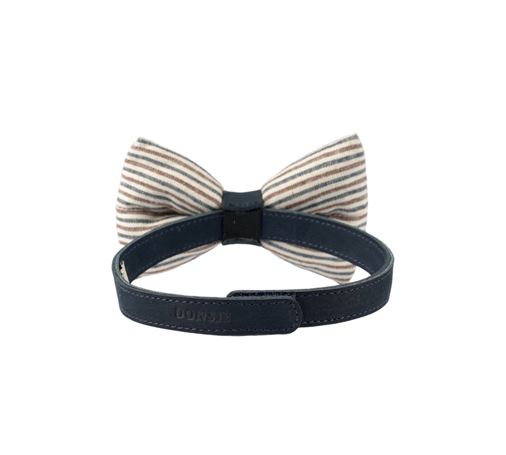 Donsje Zefrin bow tie in Navy and Burgundy Thin Striped, back view showing the neck strap