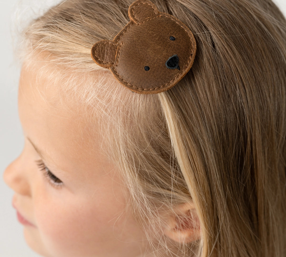 Donsje Josy Classic Bear hairclip in Cognac Classic Leather, worn in a child's hair