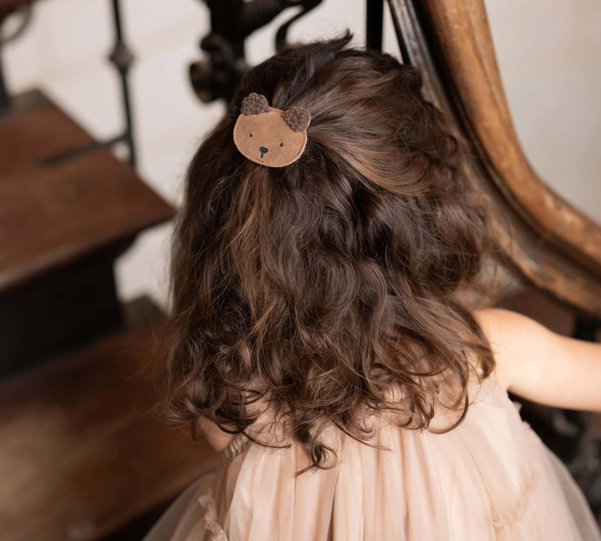 Donsje Pouty Fluffy Bear hairclip in Teddy Brown Suede, worn in a child's hair
