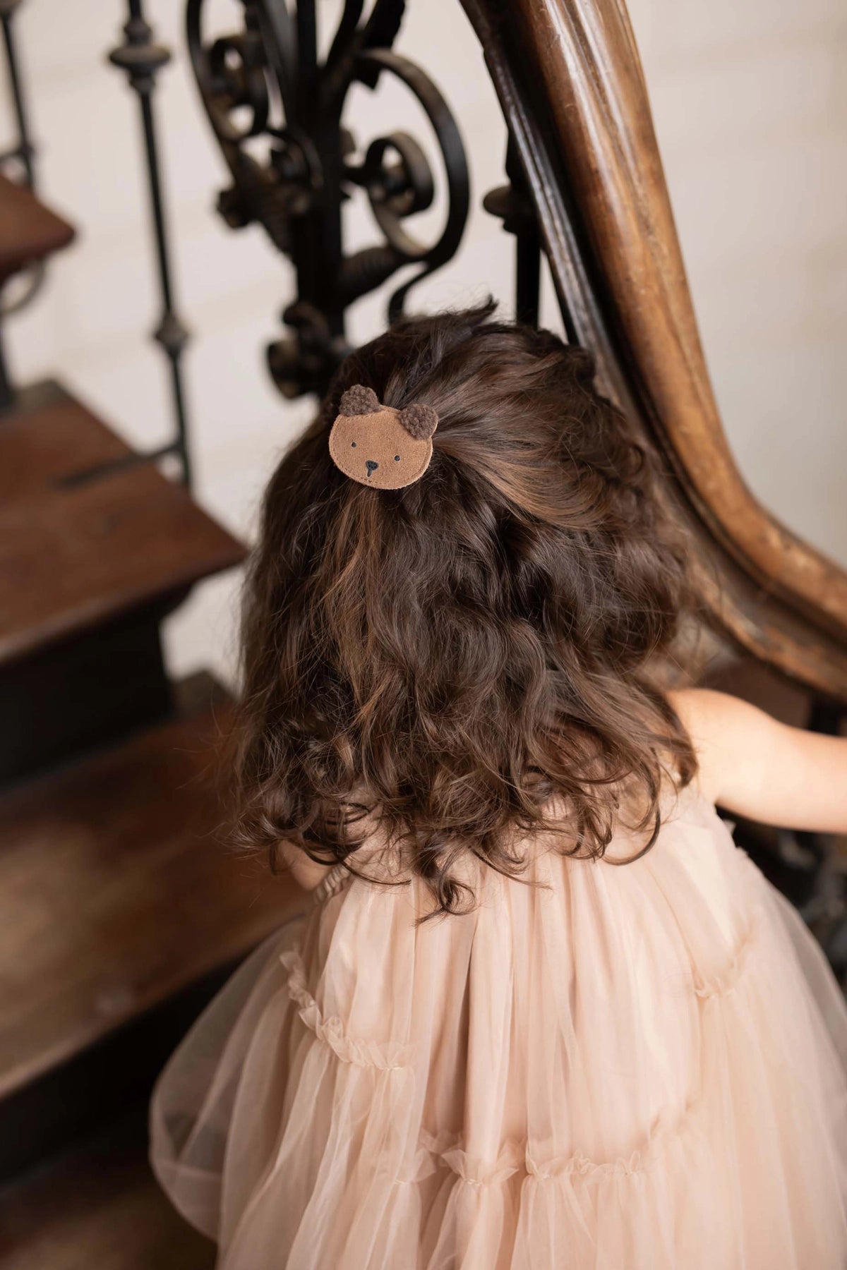 Donsje Pouty Fluffy Bear hairclip in Teddy Brown Suede, worn in a child's hair