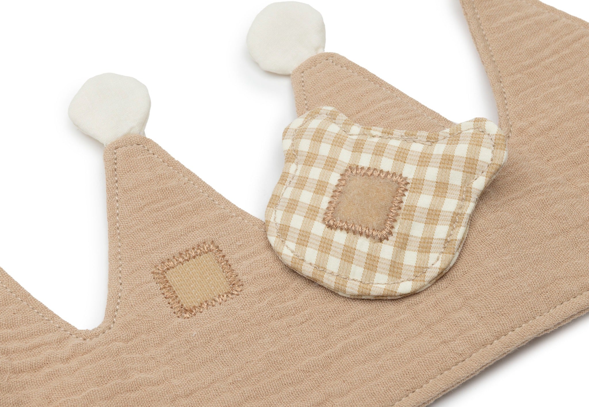 Close-up of the detachable teddy bear patch and hook-and-loop fastening on the Jollein birthday crown