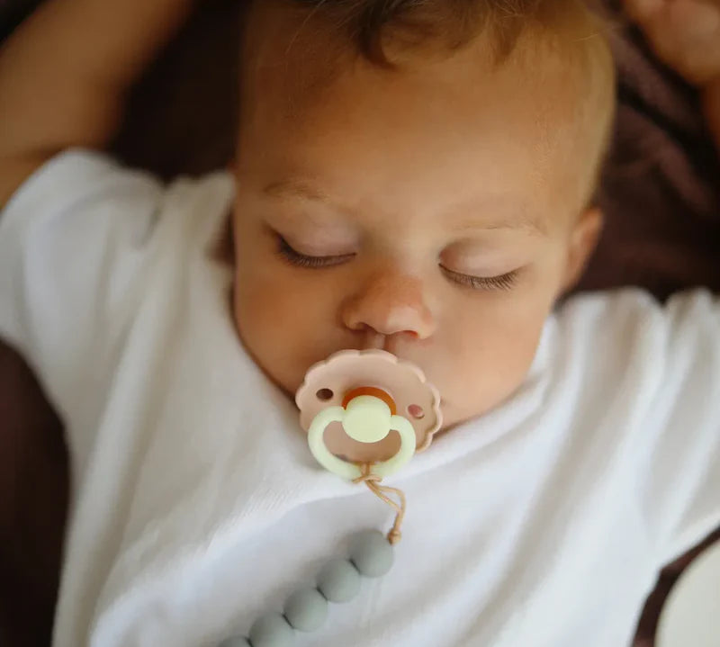 Frigg | Baby Pacifier Daisy - Cream Night