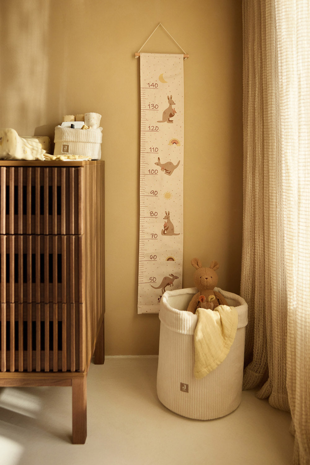 Jollein Kangaroots growth chart and stuffed animal displayed in a nursery