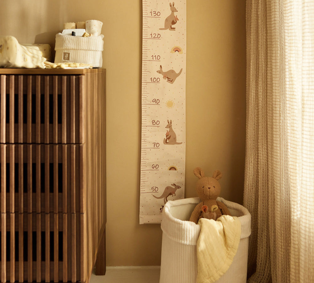 Jollein Kangaroots growth chart and stuffed animal displayed in a nursery