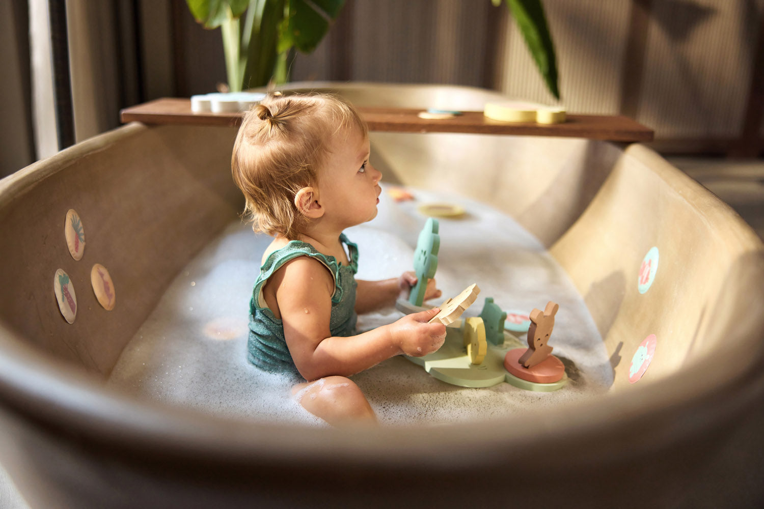Child playing with the Jollein Kangaroots bath foam playset in a bathtub