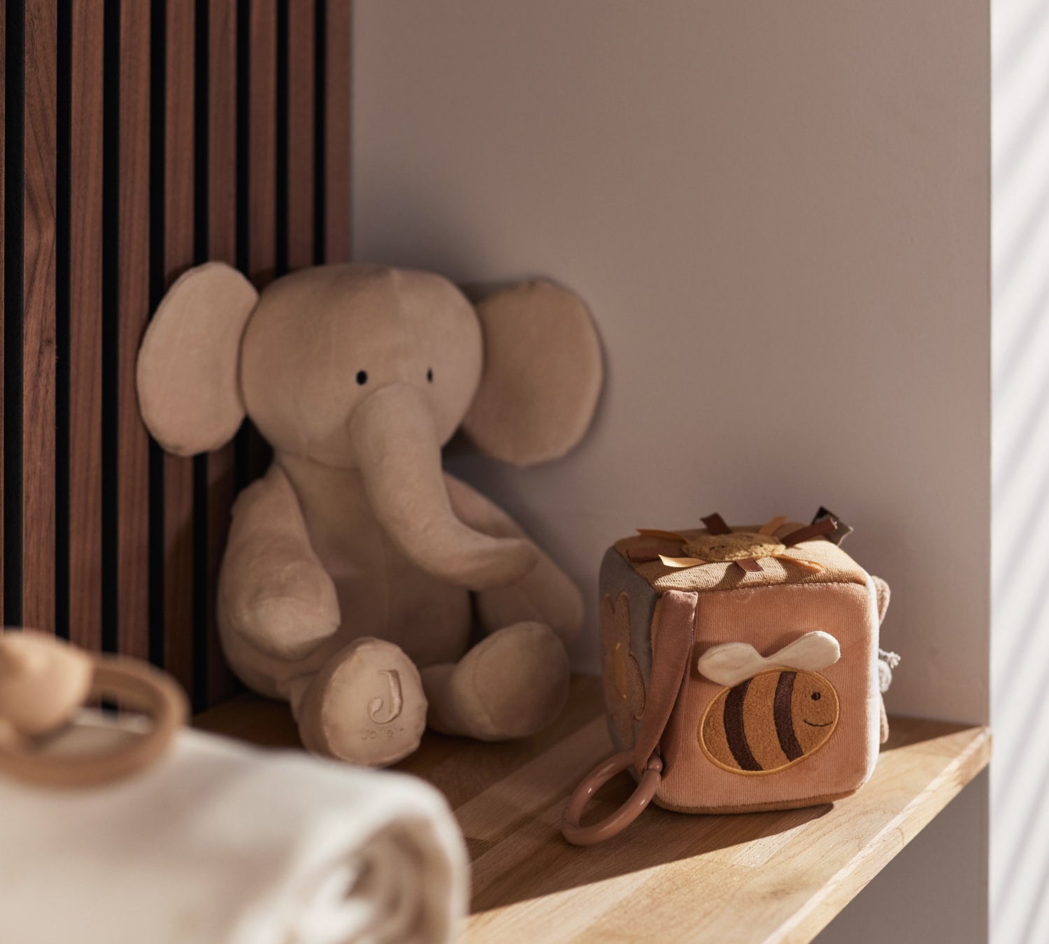Jollein Activity Cube Spring Garden with an elephant toy
